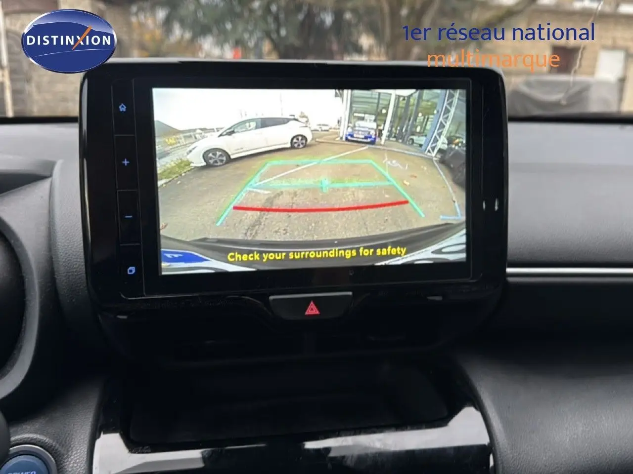 Écran central de la Toyota Yaris Cross 116h Design 2023 noir montrant la caméra de recul avec guidage coloré.