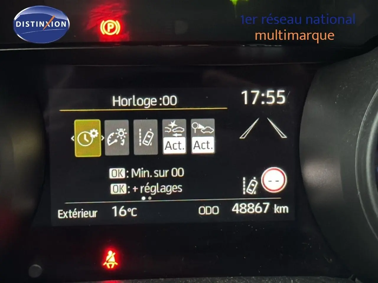 Tableau de bord numérique d'une Toyota Yaris Cross 116h Design 2023 affichant la température extérieure et l'odomètre.