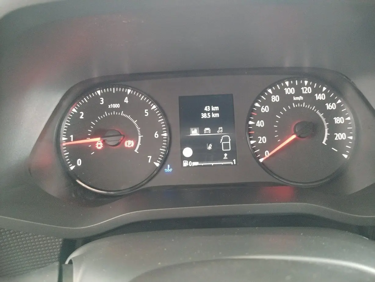 Tableau de bord du Nissan Primastar 2025 montrant compte-tours, vitesse et écran central avec informations de trajet.