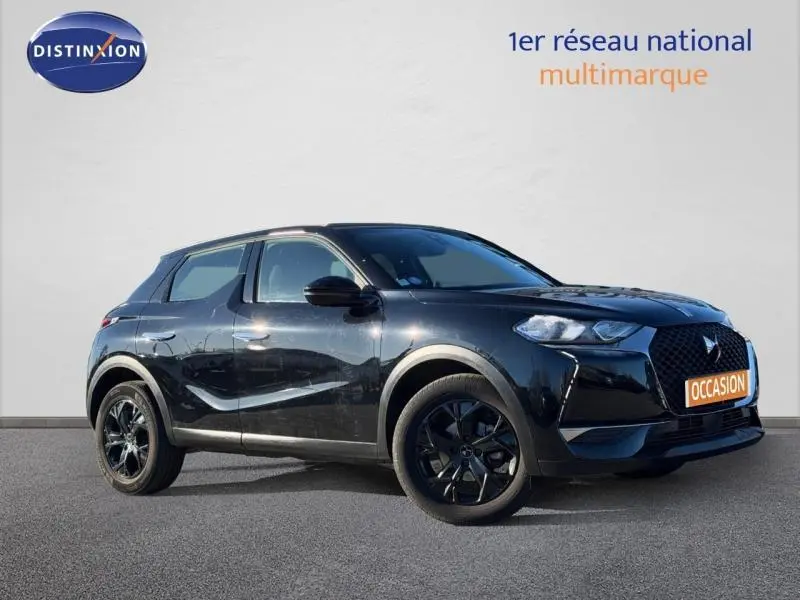 Vue 3/4 avant droite d'un DS3 Crossback noir brillant avec calandre distinctive et jantes noires.