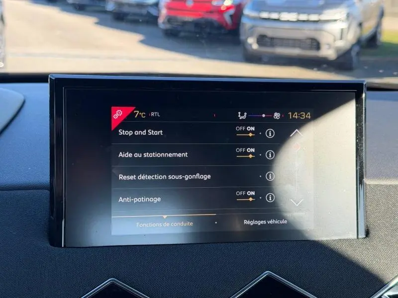 Écran tactile central du DS3 Crossback PureTech 100ch Chic 2020 affichant les réglages d’aide à la conduite.