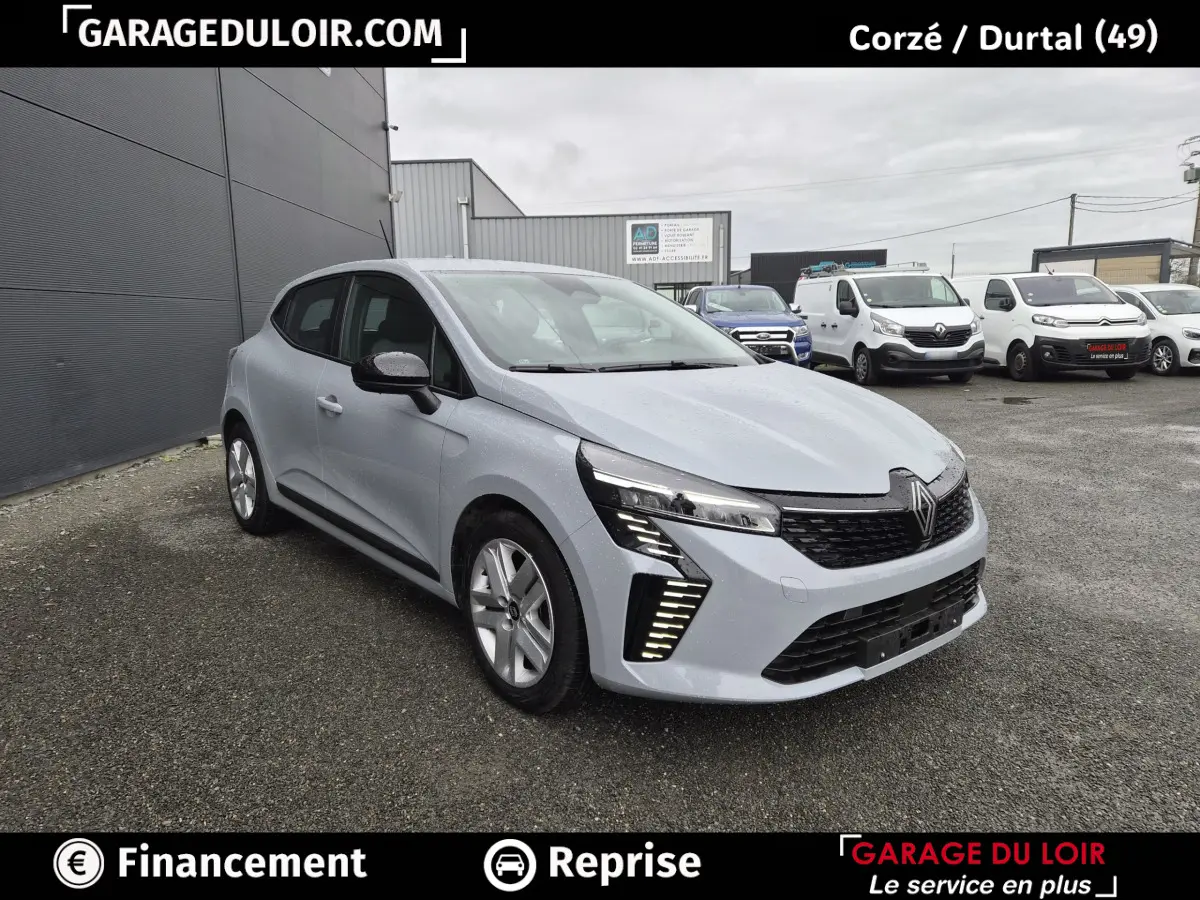 Renault Clio Evolution TCe 90 gris clair vue 3/4 avant avec feux LED et calandre noire brillante.