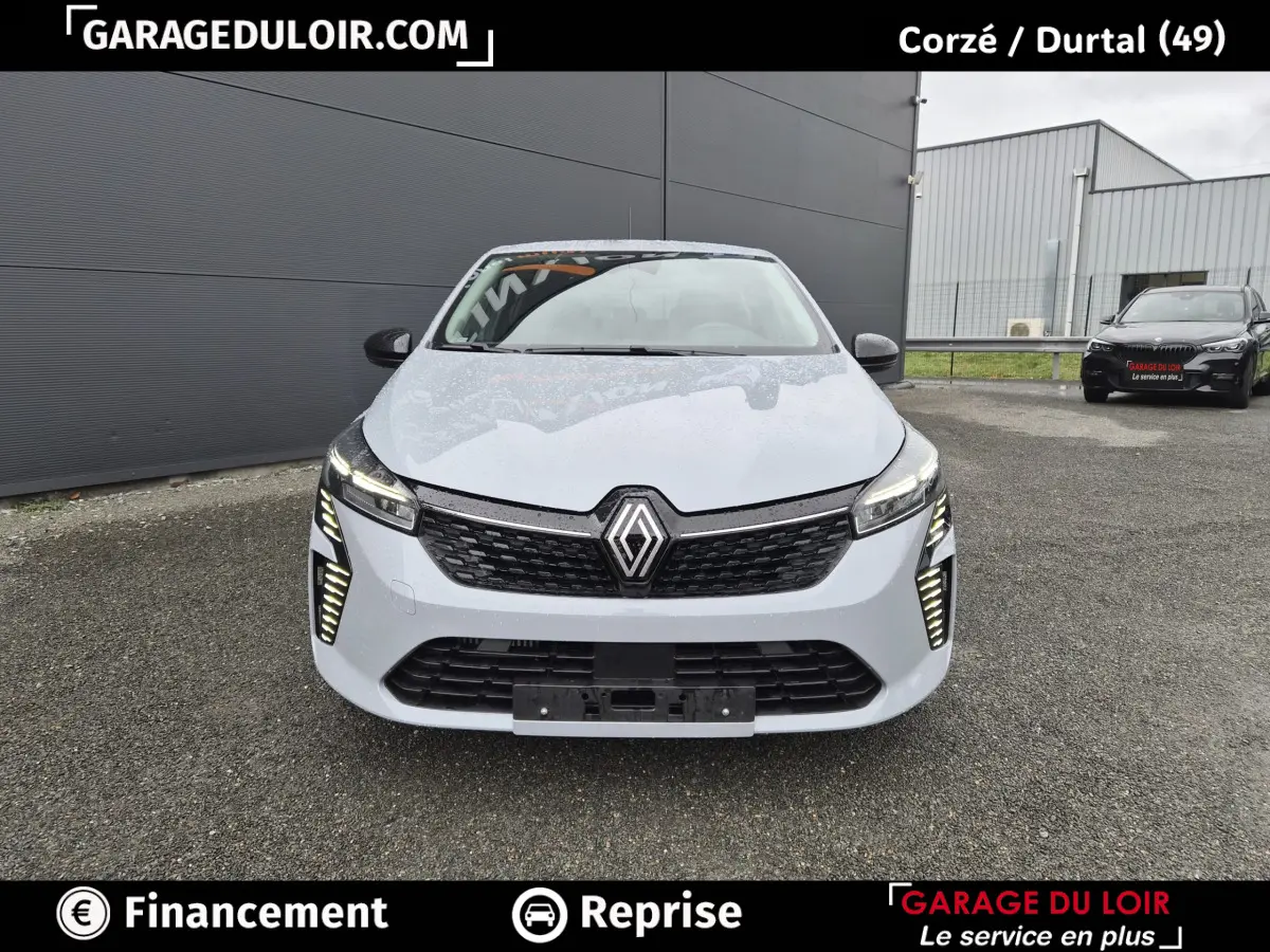 Vue avant d'une Renault Clio gris clair 2025 avec feux LED verticaux et calandre noire brillante.