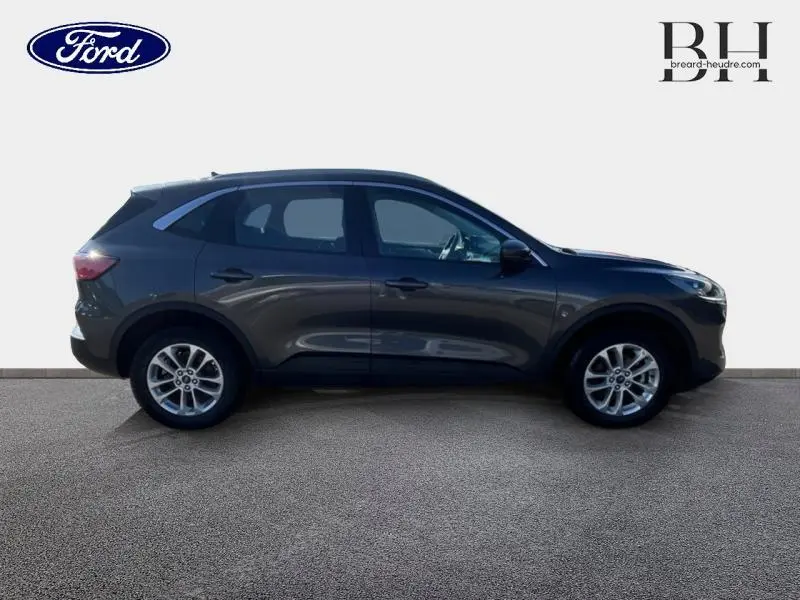 Vue latérale droite du Ford Kuga 2022 gris Magnetic Métallisé avec jantes alliage et lignes fluides.