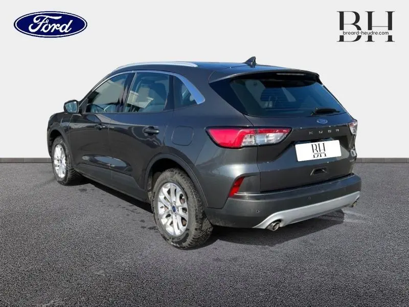 Vue 3/4 arrière droite d'un Ford Kuga gris Magnetic métallisé avec jantes alu et feux arrière LED.