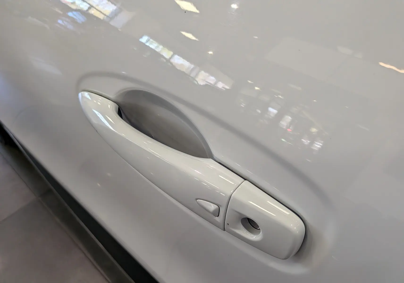 Poignée de porte blanche Glacier en gros plan sur le côté gauche du Renault Kadjar Blue dCi 115 Business 2021.