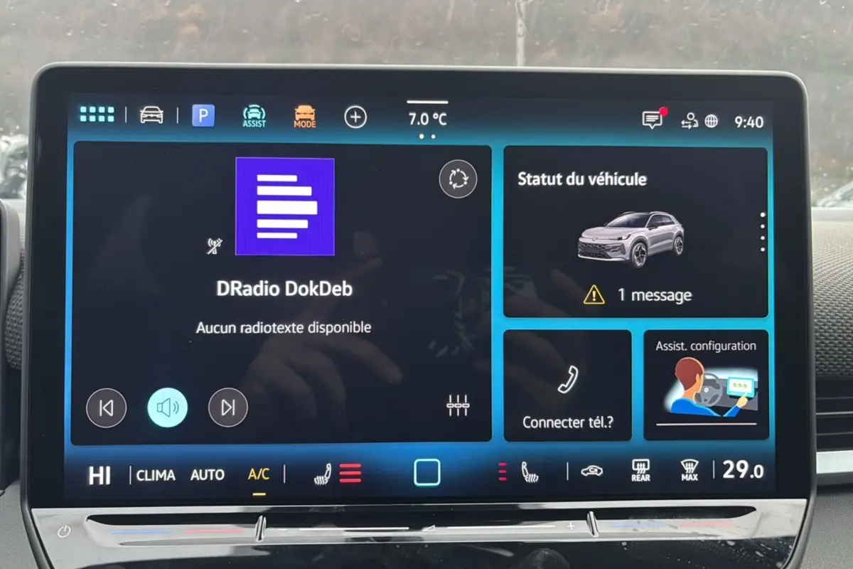 Écran tactile central du Volkswagen T-Roc gris loup 2026 affichant radio et statut véhicule.