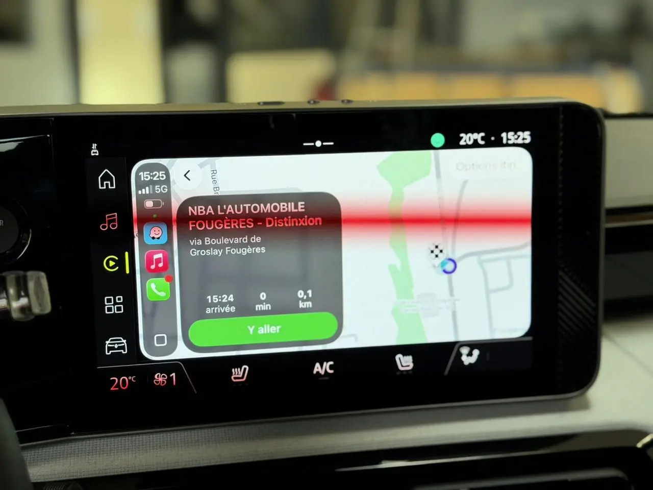 Écran tactile central du tableau de bord de la Renault R5 E-Tech noir, affichant la navigation et commandes climatisation.
