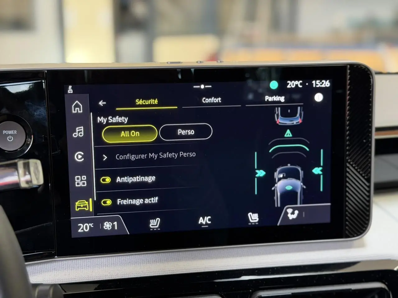 Écran tactile central de la Renault R5 E-Tech noire, affichant les réglages de sécurité et d’assistance à la conduite.