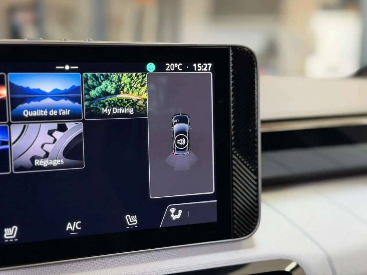 Écran tactile intérieur montrant l’interface multimédia avec vue du véhicule noir étoilé en haut vue.