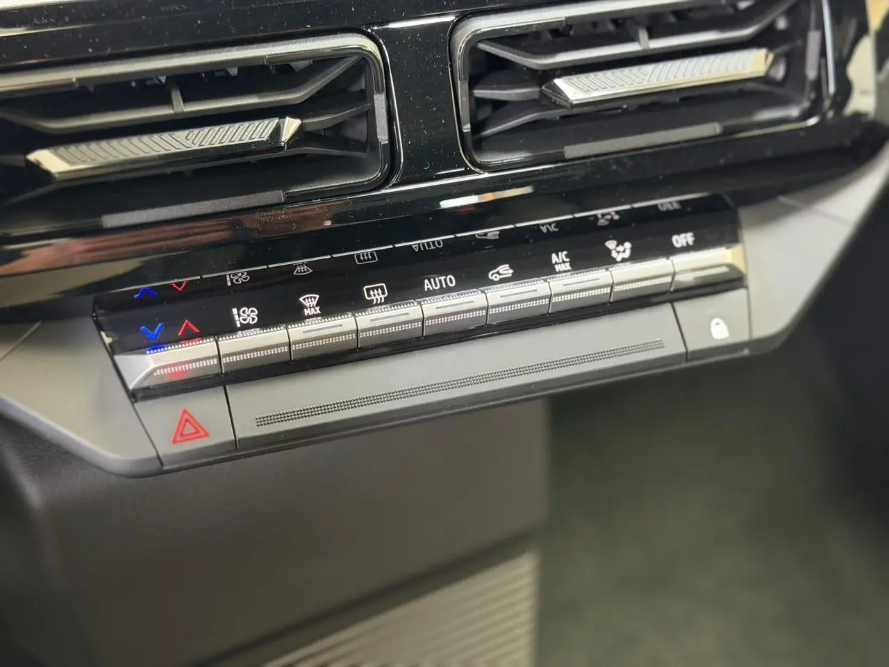 Détail de la console centrale avec commandes de climatisation et aérateurs du Renault R5 E-Tech Noir Étoilé.