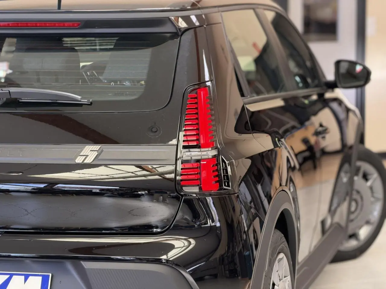 Vue arrière droite de la Renault R5 E-Tech électrique 2026 en Noir Étoilé avec feux arrière full LED et jantes acier 18 pouces.