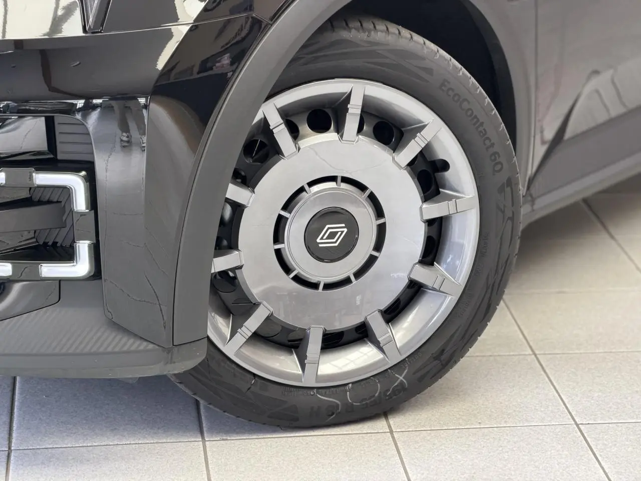 Gros plan sur la roue avant droite de la Renault R5 E-Tech électrique 2026 en Noir Étoilé avec jante acier 18 pouces.