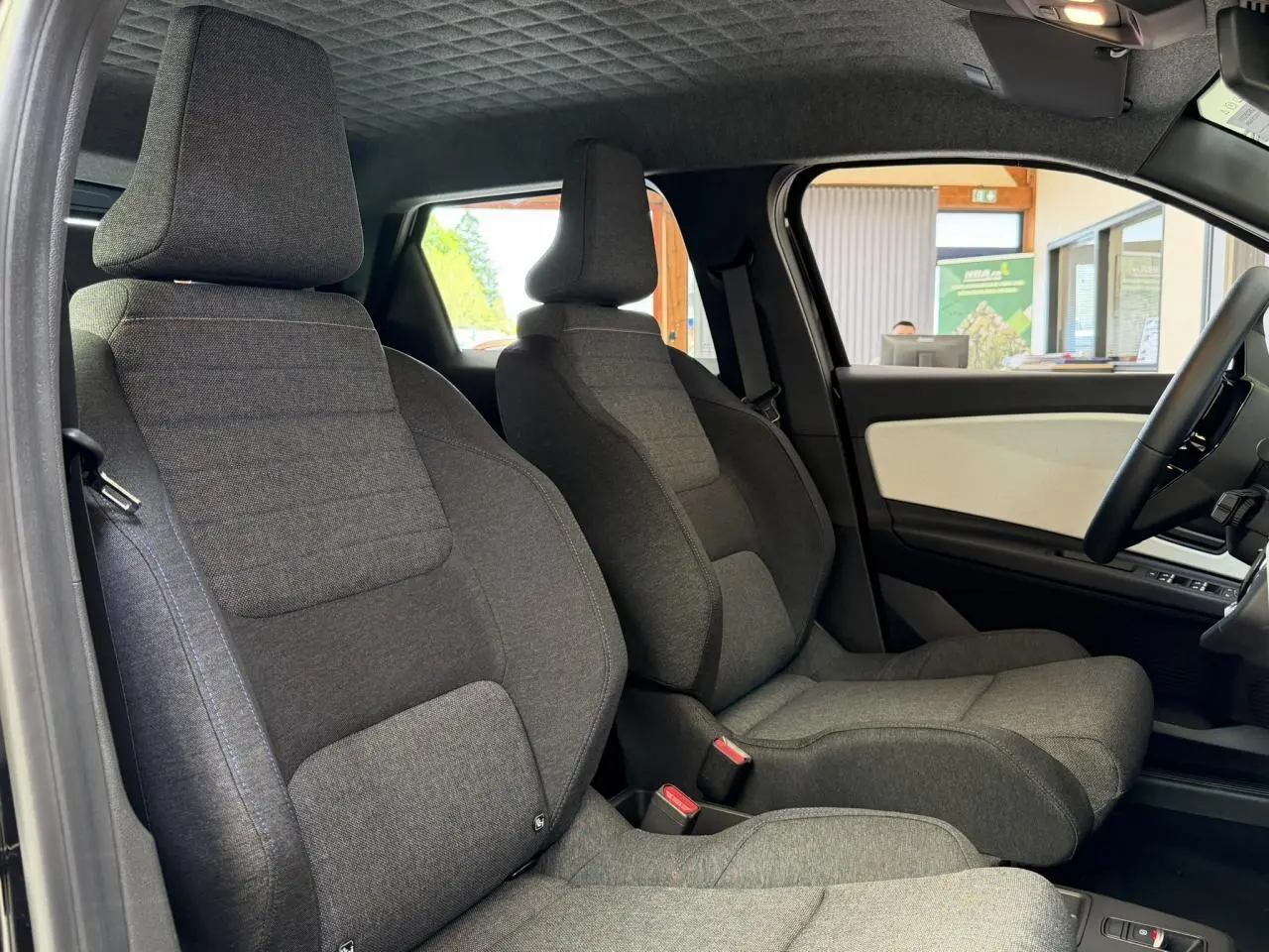 Vue intérieure côté gauche montrant les sièges avant gris foncé de la Renault R5 E-Tech Electrique 2026.