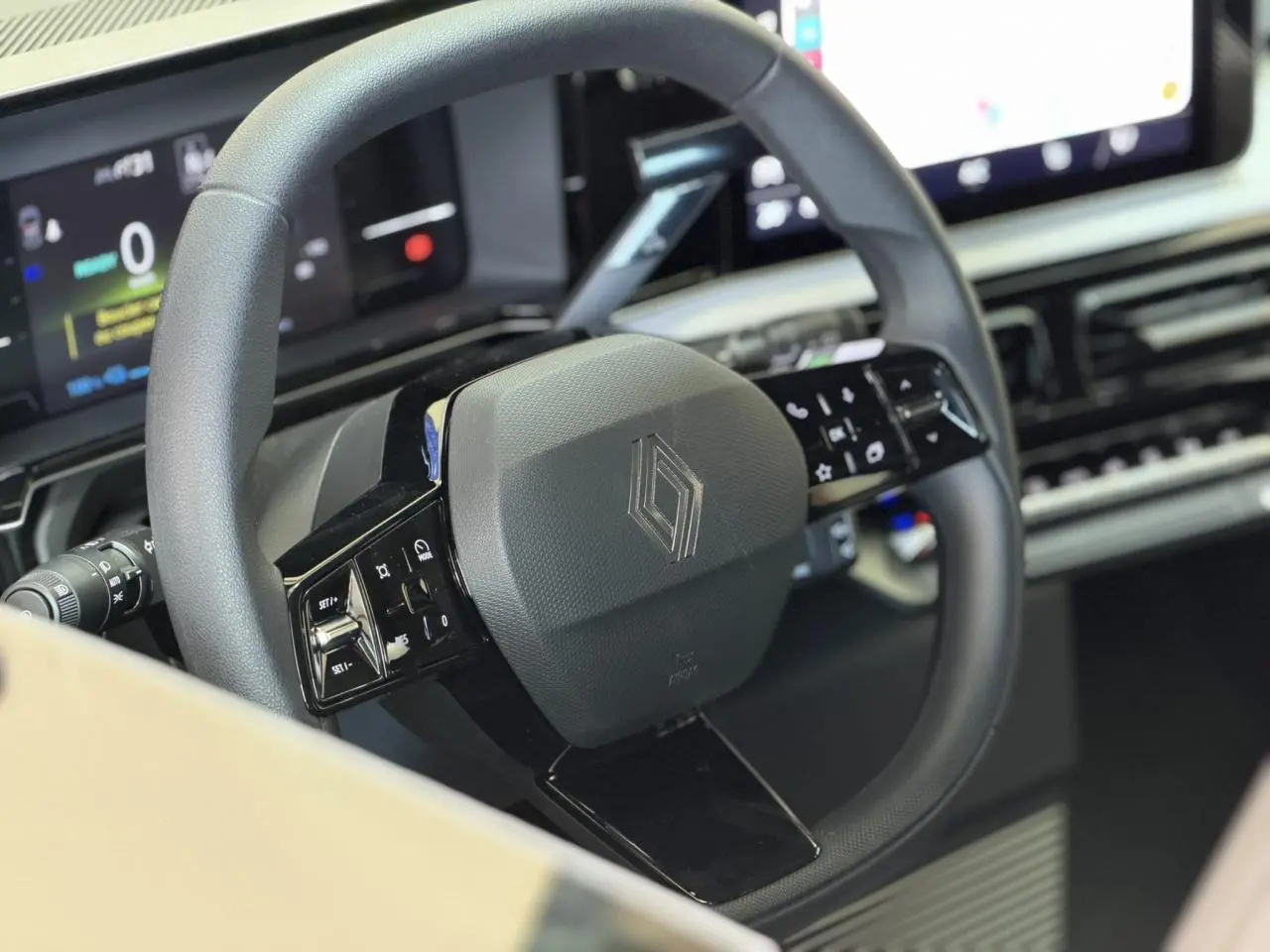 Vue rapprochée du volant multifonction noir grainé de la Renault R5 E-Tech 2026 avec tableau de bord numérique.