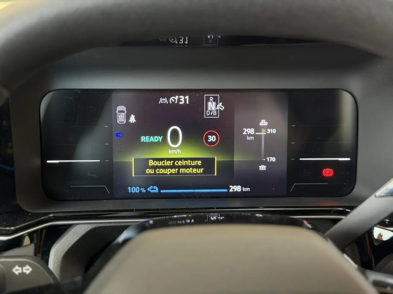Vue rapprochée du tableau de bord numérique de la Renault R5 E-Tech 2026, affichage digital en couleurs.