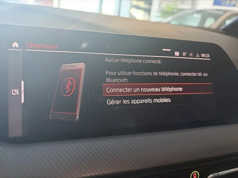 Écran central de la BMW Série 1 2020 affichant le menu de connexion Bluetooth pour téléphone mobile.