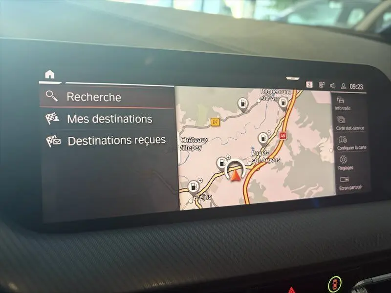 Écran de navigation intérieur de BMW Série 1 2020 montrant une carte avec options de recherche et destinations.