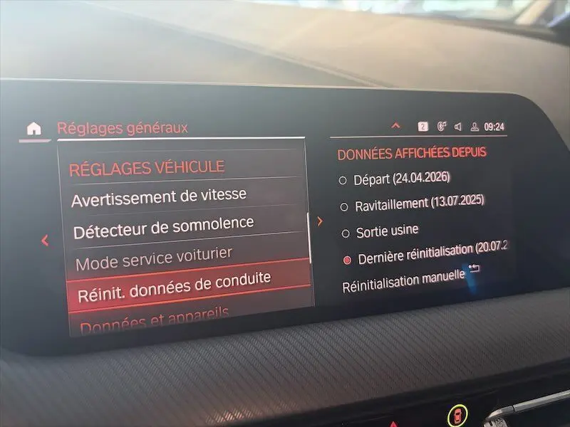 Écran central intérieur de BMW Série 1 noir métal, affichant les réglages généraux du véhicule en mode menu.