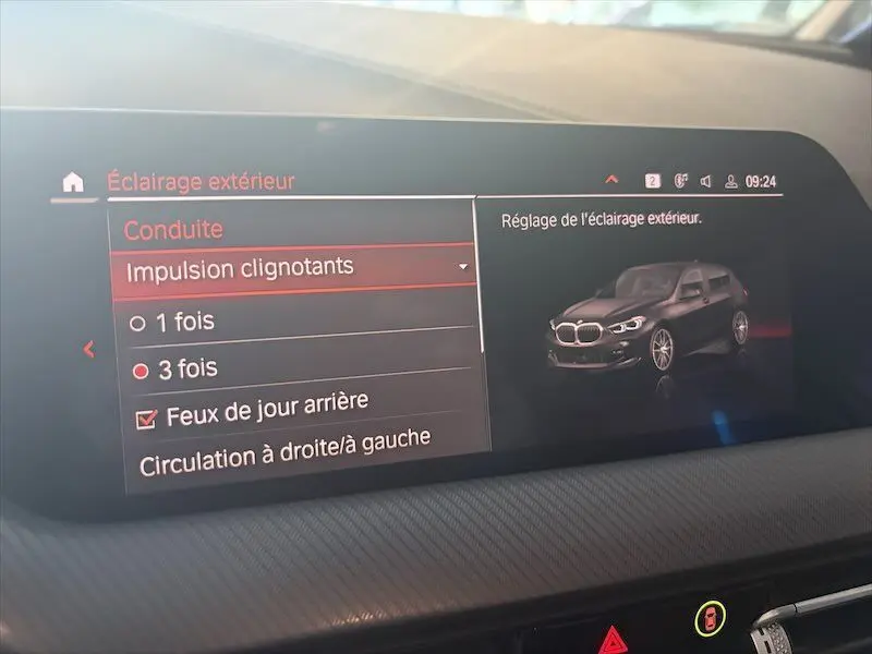 Écran de réglage intérieur montrant une BMW Série 1 noire métal en vue 3/4 avant droite.