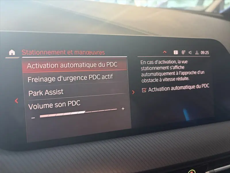 Écran central de BMW Série 1 2020 affichant les options d'assistance au stationnement et au freinage d'urgence.