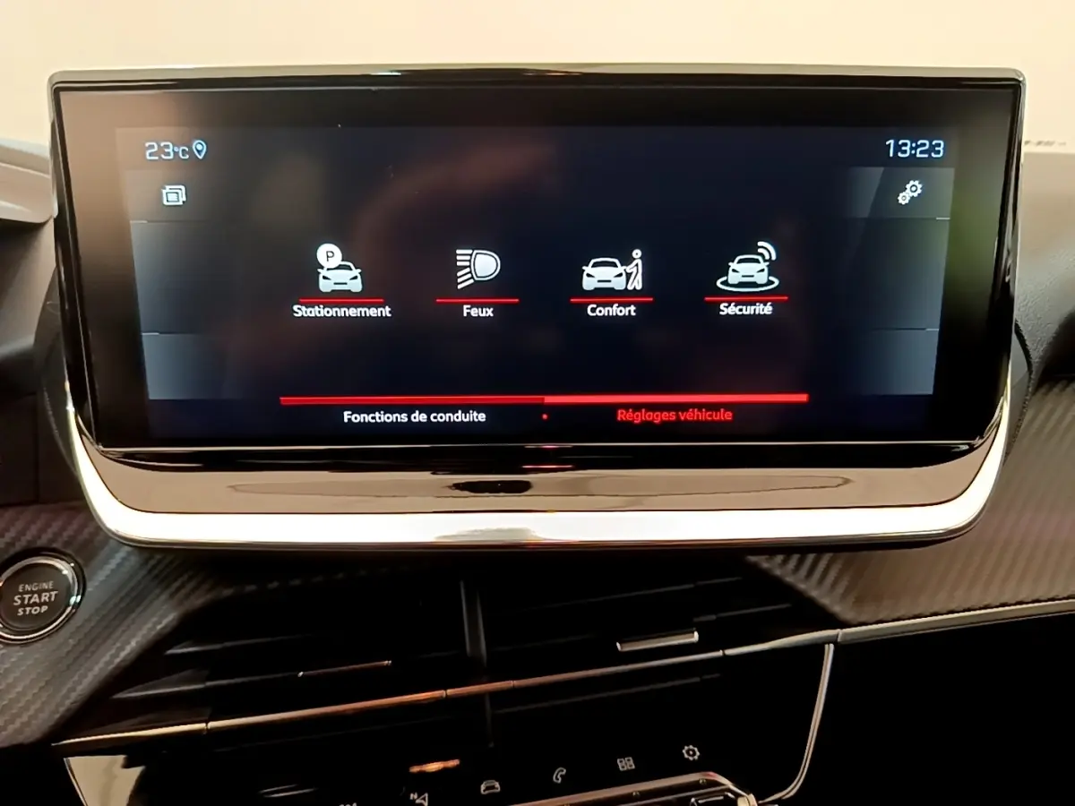 Écran tactile central de 10 pouces affichant les réglages véhicule dans l’habitacle d’une Peugeot 208 blanche.