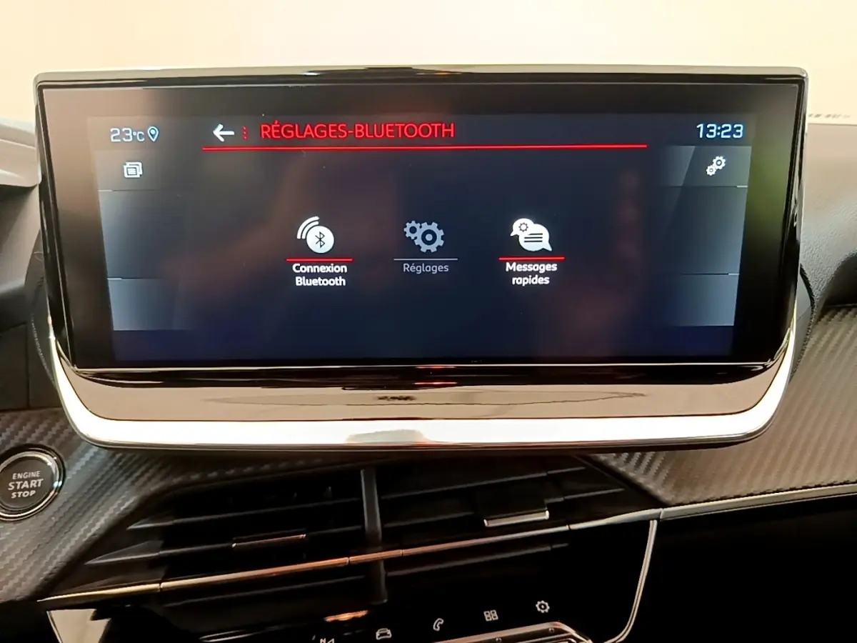 Écran tactile central de 10 pouces affichant les réglages Bluetooth dans l’habitacle d’une Peugeot 208 blanche.