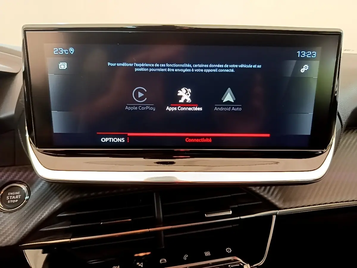 Écran tactile central de 10 pouces du tableau de bord du Peugeot 208 blanc, avec affichage Apple CarPlay et Android Auto.