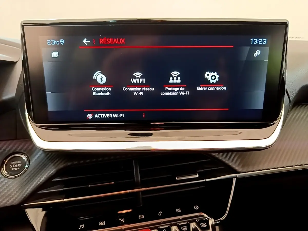 Écran tactile 10 pouces du tableau de bord de la Peugeot 208 blanc, affichant les options de connexion Wi-Fi et Bluetooth.