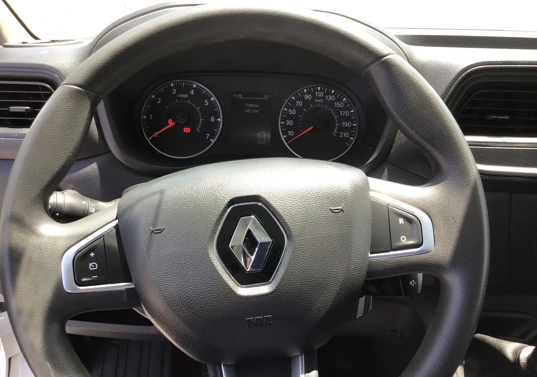 Vue rapprochée du volant noir avec logo Renault et tableau de bord du Master Chassis Cabine blanc 2024.