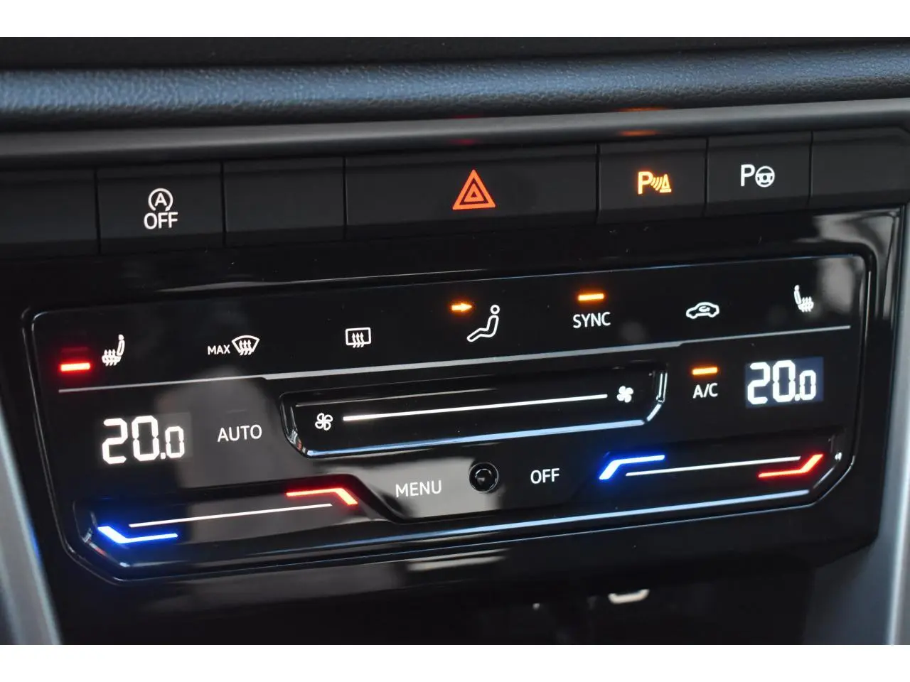 Panneau de commande de la climatisation tactile bi-zone du Volkswagen T-Roc 2025, affichage digital à 20°C.