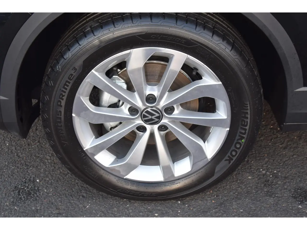 Gros plan sur la jante alliage 17 pouces Johannesburg du Volkswagen T-Roc 2025, pneu Hankook visible.