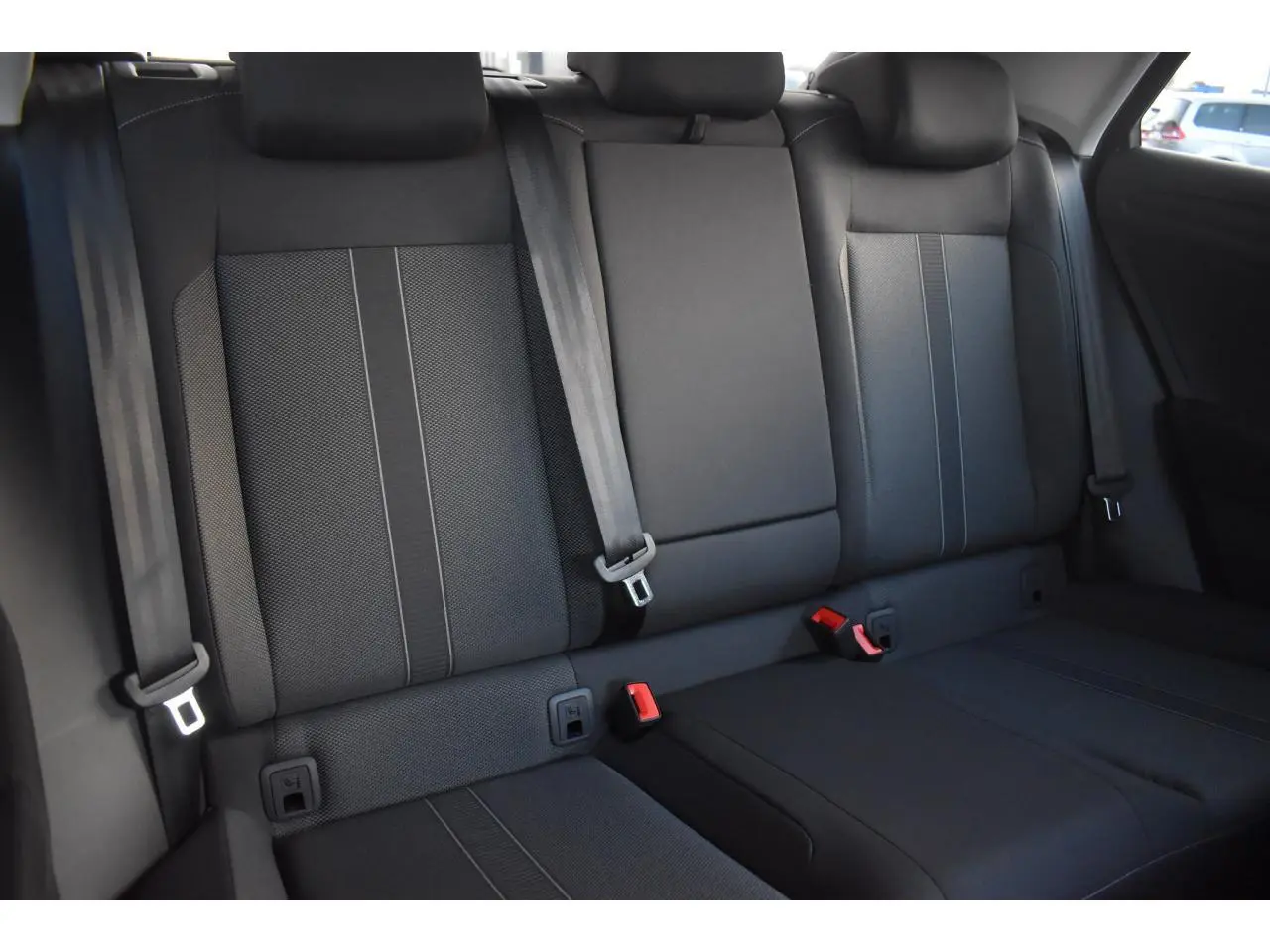 Vue intérieure des sièges arrière en tissu noir titane avec ceintures de sécurité du Volkswagen T-Roc 2025.