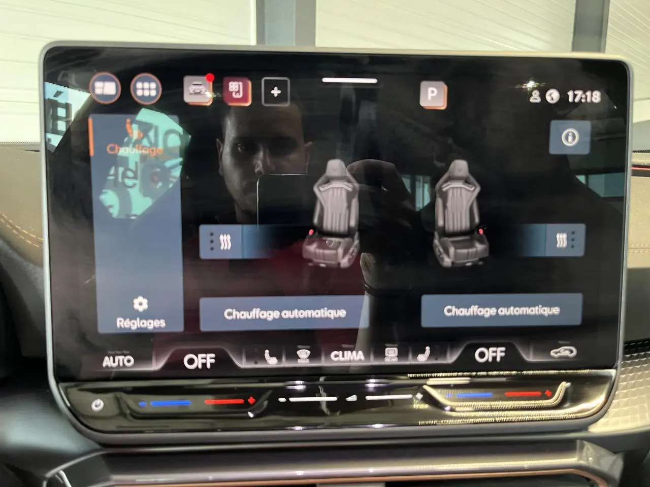 Écran tactile central du CUPRA Formentor 2025 montrant les réglages de chauffage des sièges en mode automatique.