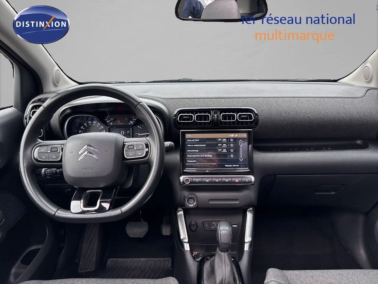 Vue intérieure frontale du tableau de bord et volant noir de la Citroën C3 Aircross Shine Gris Platinium 2021.