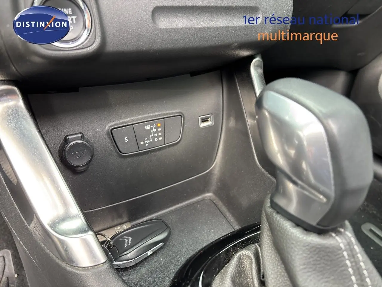 Gros plan sur le levier de vitesses automatique et la console centrale noire du Citroën C3 Aircross gris platinium.
