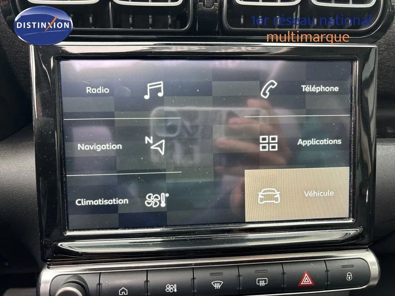 Écran tactile central de la Citroën C3 Aircross Shine gris platinium, affichant les options radio, navigation et climatisation.