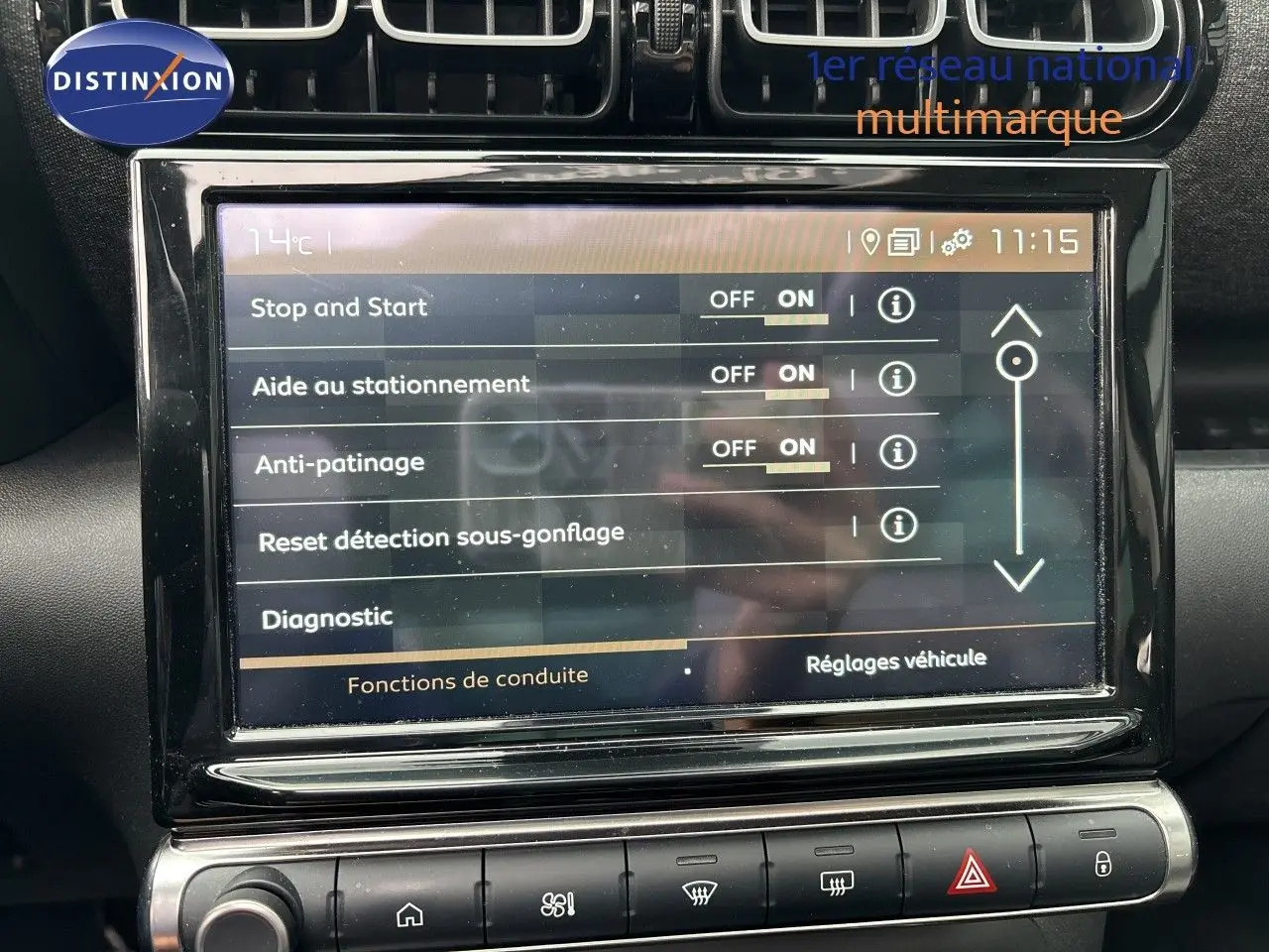 Écran tactile central de la Citroën C3 Aircross gris platinium, affichant les réglages d’aide à la conduite.