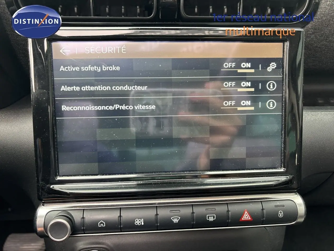 Écran tactile du système de sécurité affichant les options d'assistance dans une Citroën C3 Aircross gris platinium, vue intérieure.