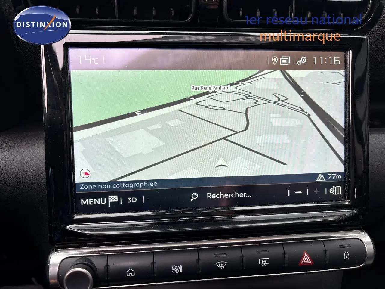 Écran tactile du système de navigation de la Citroën C3 Aircross Shine gris platinium, vue intérieure centrée sur la console.