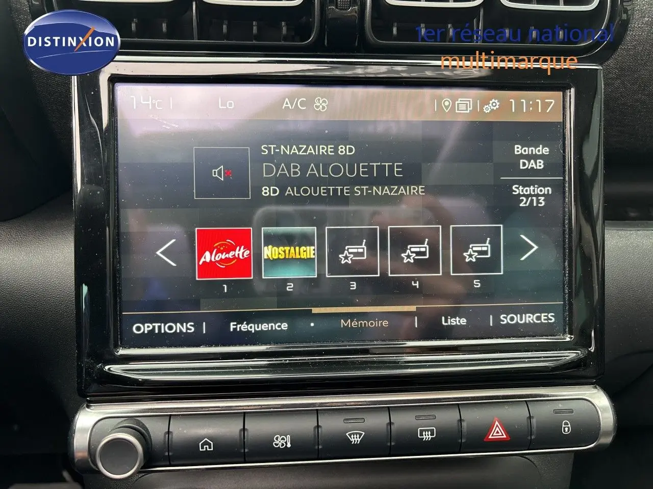Écran tactile central de la Citroën C3 Aircross Shine gris platinium, affichant les stations radio DAB.