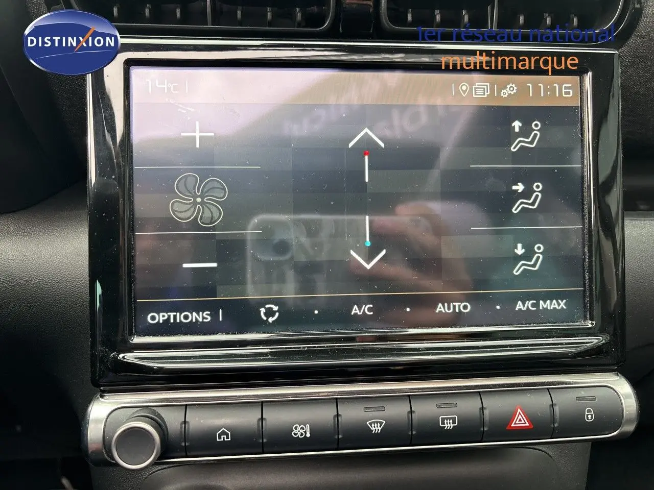 Écran tactile central de la Citroën C3 Aircross Shine Gris Platinium, affichant les réglages de climatisation.