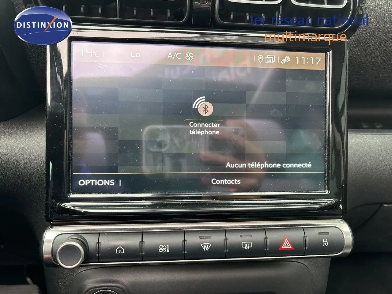 Vue rapprochée de l’écran tactile central du tableau de bord du Citroën C3 Aircross gris platinium, affichant la connexion Bluetooth.