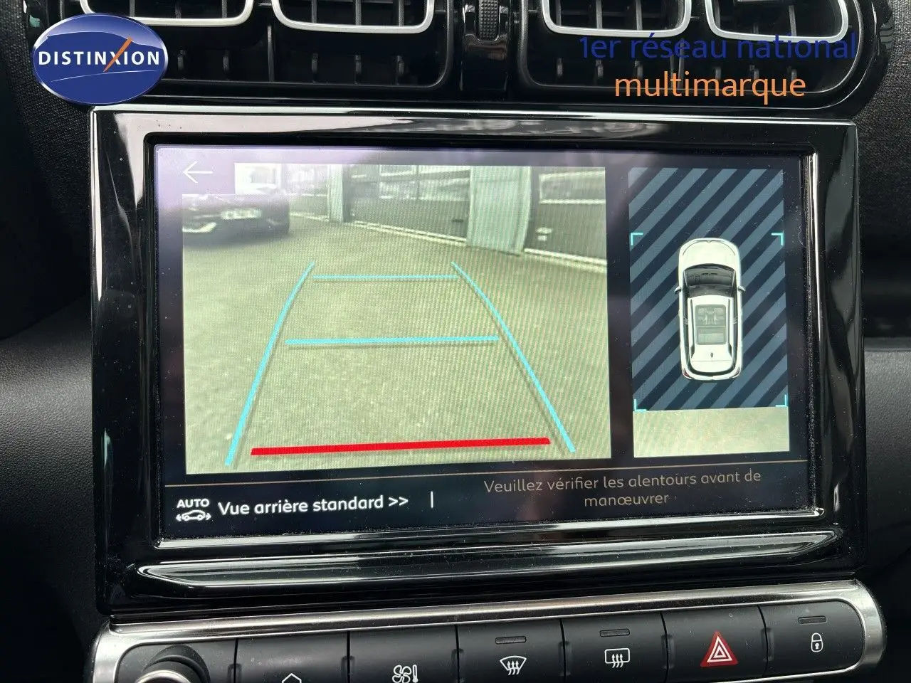 Écran multimédia montrant la caméra de recul et l’aide au stationnement du Citroën C3 Aircross gris platinium.