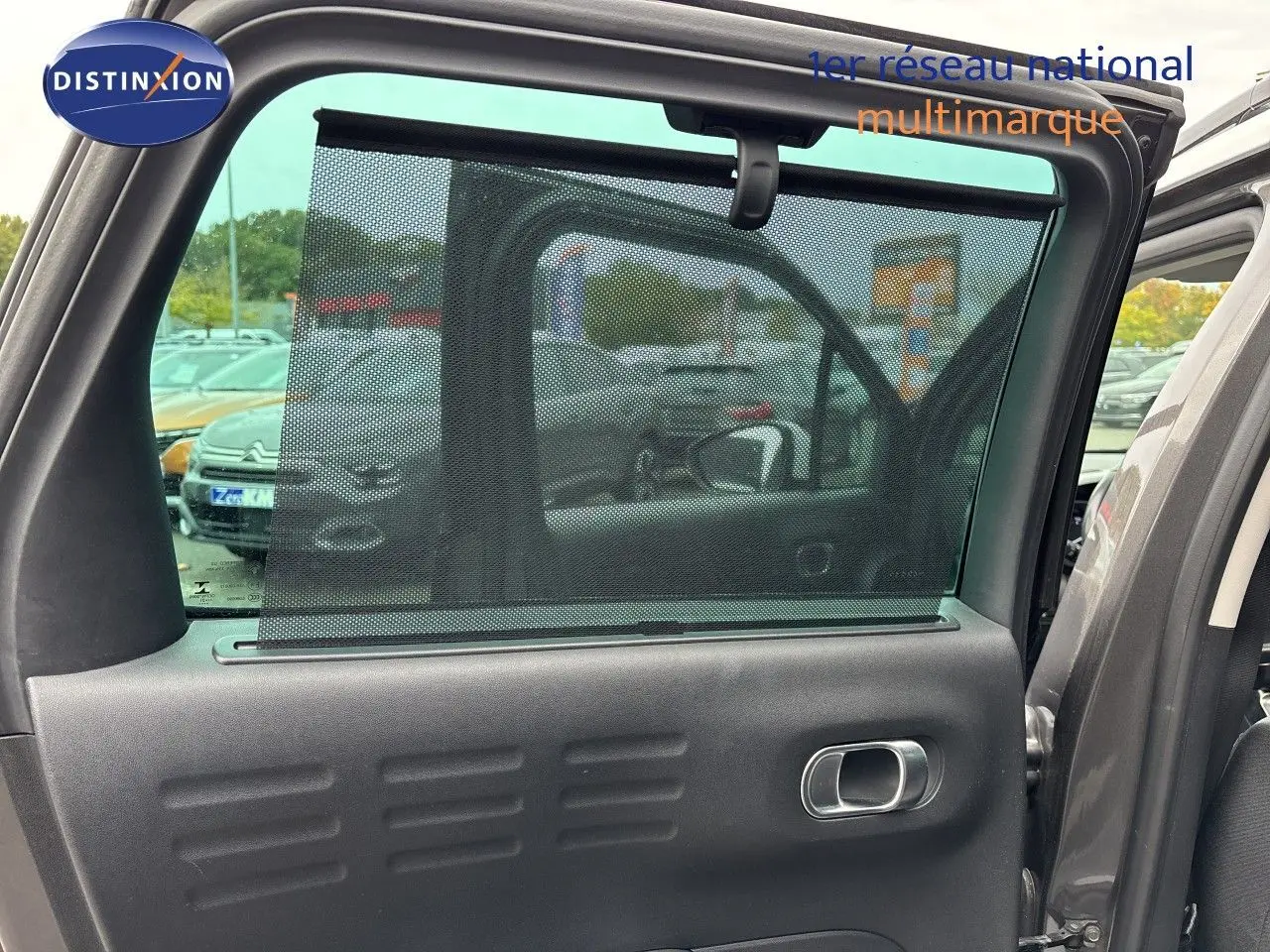 Vue intérieure sur la portière arrière droite du Citroën C3 Aircross gris platinium avec pare-soleil intégré.