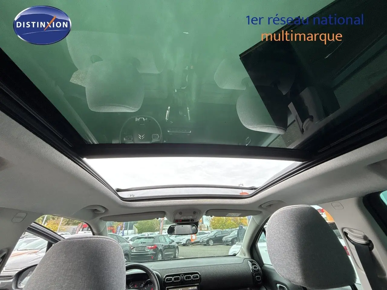 Vue intérieure du toit panoramique et tableau de bord d'une Citroën C3 Aircross gris platinium, 5 portes, 2021.