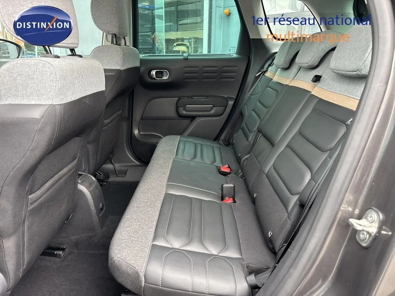 Vue intérieure côté droit des sièges arrière en cuir et tissu gris d'un Citroën C3 Aircross Shine Blue HDi 120 de 2021.