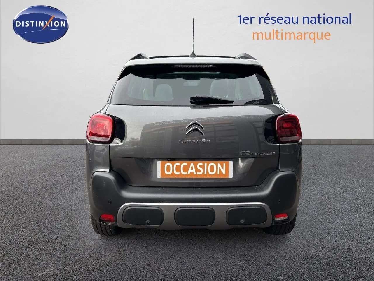 Vue arrière d'un Citroën C3 Aircross gris platinium avec feux rouges et plaque "OCCASION" visible.