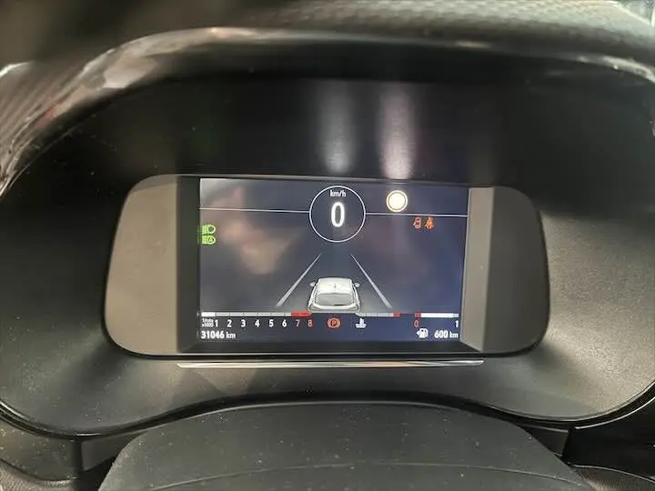 Tableau de bord numérique de l'Opel Corsa rouge Kardio 2021 affichant la vitesse à 0 km/h et 31 046 km au compteur