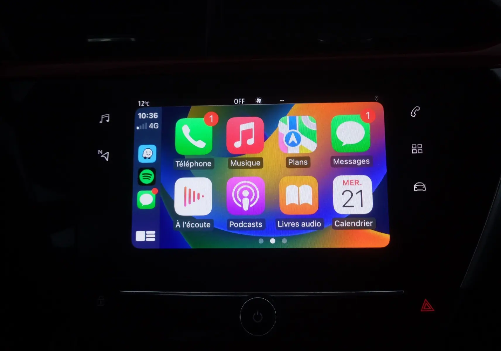 Écran tactile central de l’Opel Corsa 2021 affichant l’interface Apple CarPlay colorée en intérieur sombre.